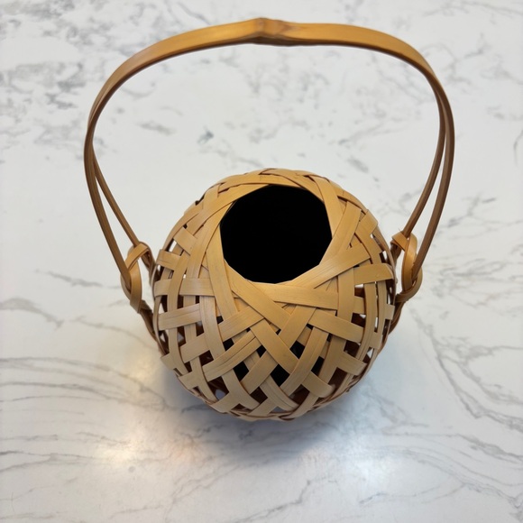 Japanese Handwoven Bamboo Basket Vase- Small Kago Ikebana vase - Picture 3 of 12